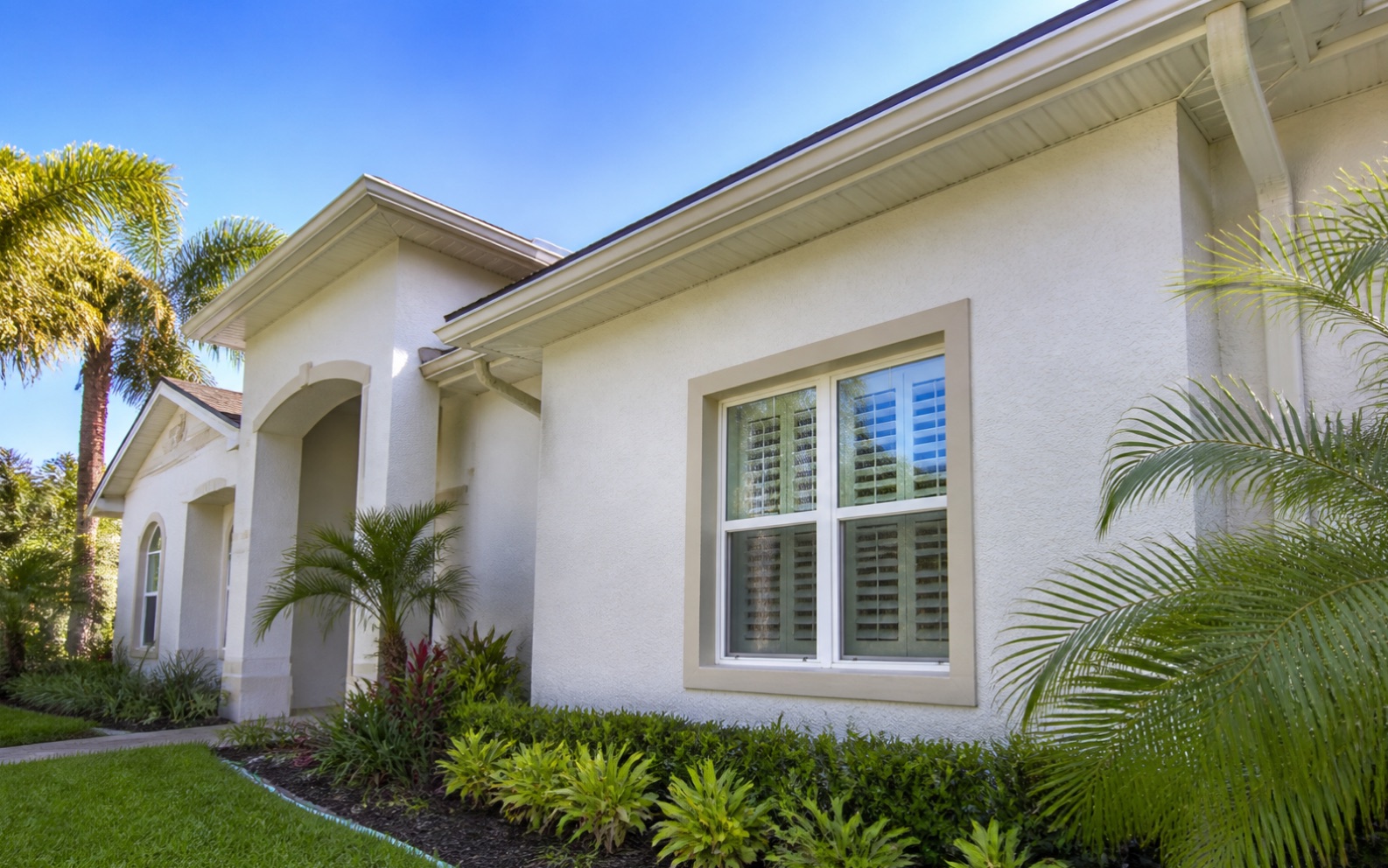 Freshly washed stucco home exterior in DeLand, Florida