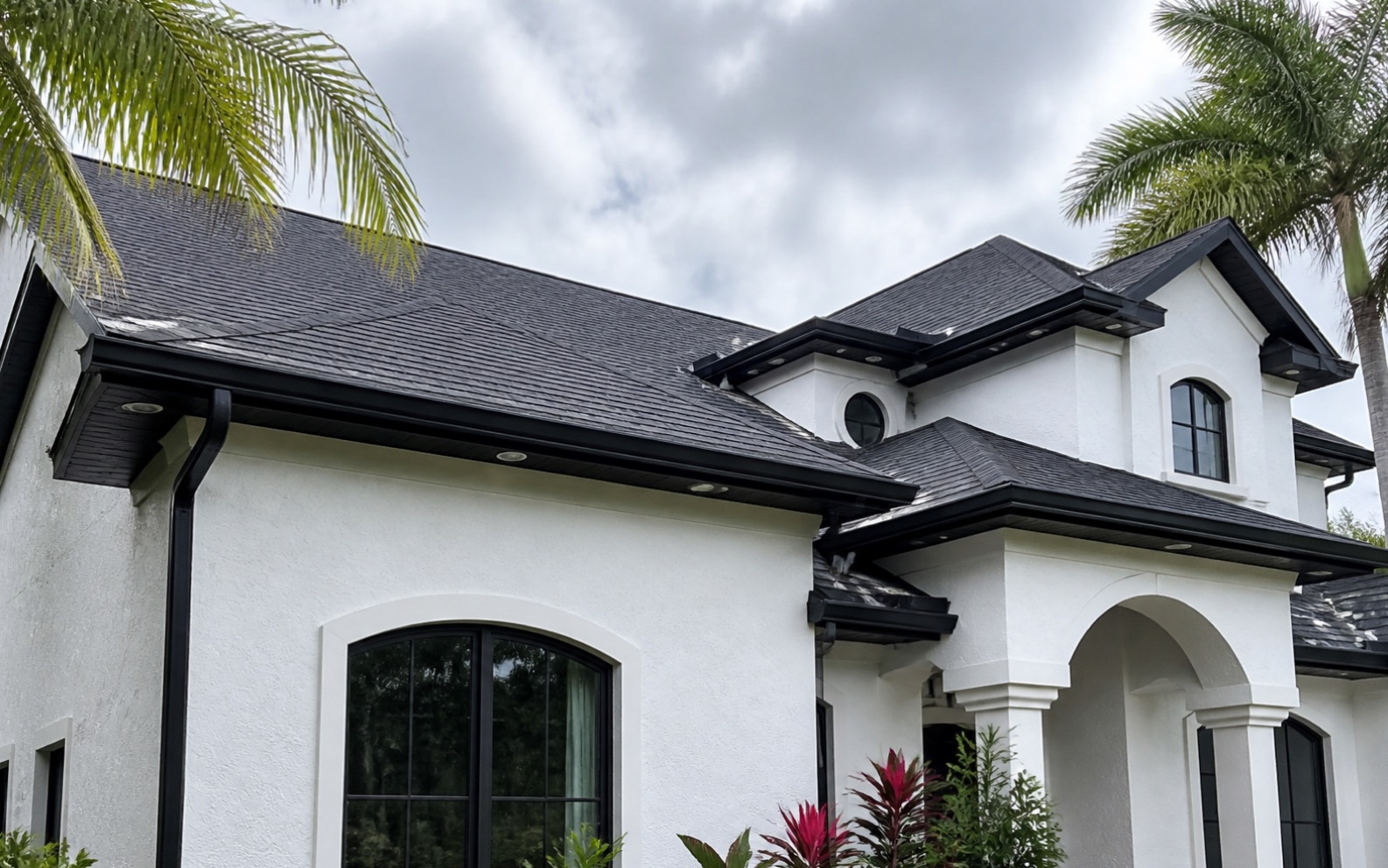 Clean shingle roof on a Florida home after roof washing